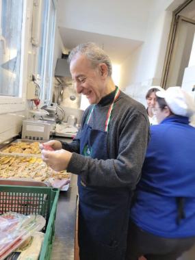 Aldo, ein freiwilliger Helfer in der Suppenküche, bereitet eine Mahlzeit zu