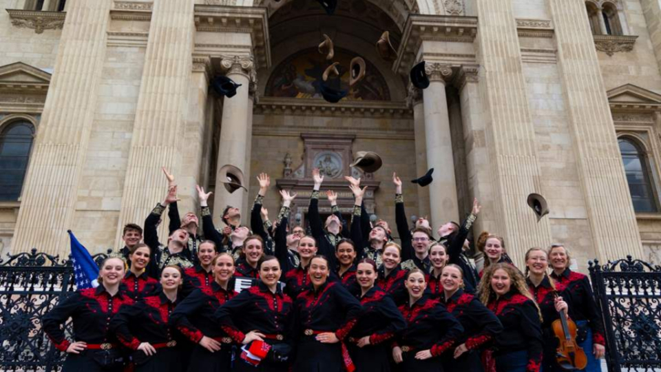<p>Mountain Strings e Folk Dance Ensemble reúnem se em frente à Basílica de Santo Estêvão, em Budapeste.</p><p>As Cougarettes convivem com as famílias do centro de refugiados de Résidis, em Paris.</p><p>A Ballroom Dance Company faz pose no Festival de Dança de Blackpool, na Inglaterra.</p><p>A BYU Wind Symphony entretém um grande público no histórico Palau de la Música Catalana, em Barcelona, Espanha.</p><p>Os Young Ambassadors visitam o belo vale de Glencoe, na Escócia.</p>