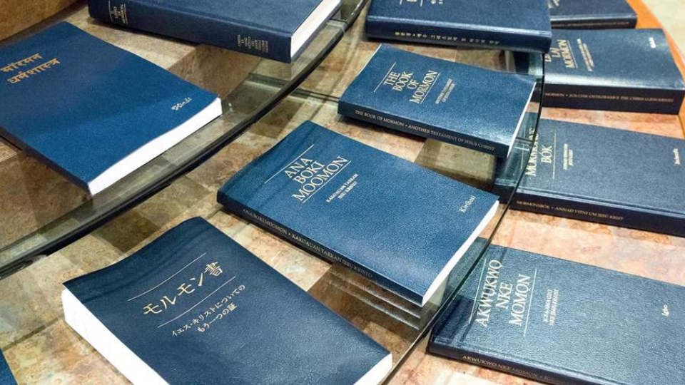 Edizioni del Libro di Mormon in varie lingue.