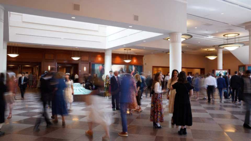 <p>Persoane care au participat la conferință s au adunat înainte de sesiunea de duminică dimineață a Conferinței Generale desfășurate la Centrul de conferințe din Piața Templului din orașul Salt Lake, Utah, în data de 1 octombrie 2023.</p>