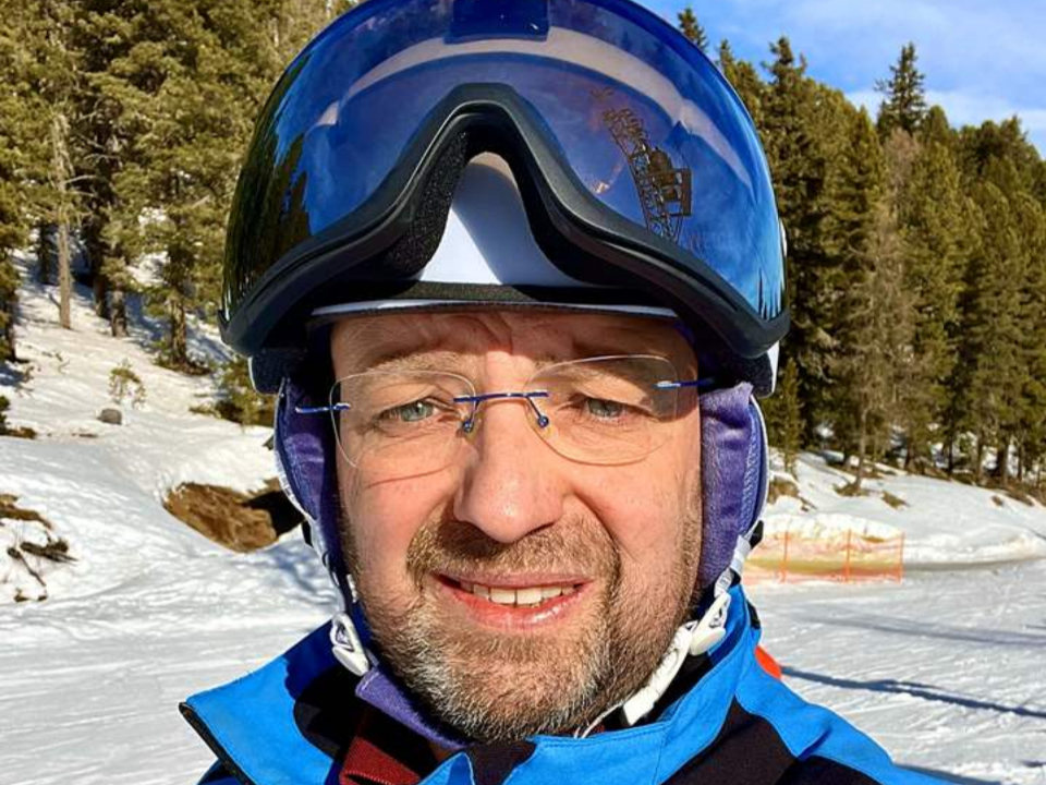 <p>Fotografia oficială a lui Herber ca membru internațional al Tabernacle Choir.</p><p>În regiunea Styria din Austria, Heber s a bucurat recent de o vacanță la ski alături de fiica sa.</p><p>Heber și soția sa și cei patru copii ai lor în anul 2023 la Templul Freiberg, Germania.</p><p>Sărbătorindu și ziua de naștere în luna ianuarie a anului 2024 alături de membrii familiei și prieteni la un local cu karaoke din Viena, Heber face unul dintre lucrurile sale preferate   cântă.</p><p>În cadrul reunirii Misiunii Bilbao, Spania, din anul 2022, Heber s a reîntâlnit cu conducătorii misiunii, Garth și Kay Lynn Wakefield, foști cântăreți în Tabernacle Choir, care au ajutat la modelarea darurilor sale muzicale în timpul misiunii sale.</p><p>După misiunea sa, în bucătăria familiei, Heber ascultă muzică clasică și urmărește partitura.</p><p>The Tabernacle Choir and Orchestra at Temple Square cântă în Centrul de conferințe al Bisericii lui Isus Hristos a Sfinților din Zilele din Urmă în perioada Crăciunului.</p><p>Heber a participat la Conferința Generală a Bisericii pentru prima dată în luna octombrie a anului 2022 și a făcut această fotografie după una dintre sesiuni. „Nici nu îmi imaginam că aveam să mă întorc pentru a sta pe un loc dedicat unui membru al corului.</p>